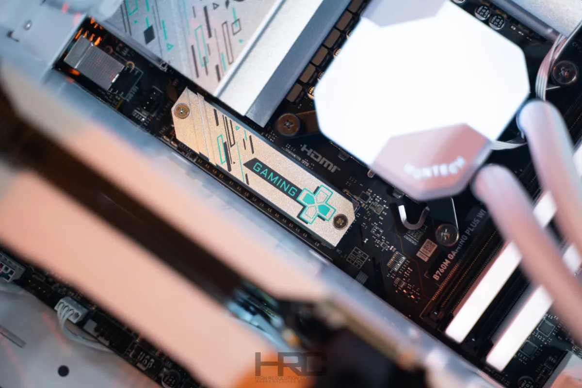 GIGABYTE C500 PANORAMIC STEALTH ICE – PIANO-1013