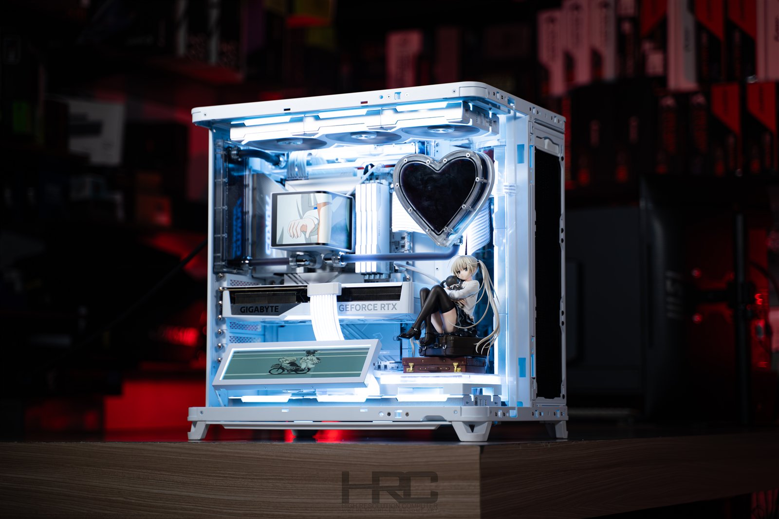 CORSAIR AIR 5400 / WHITE. A white build with cool lighting, a heart-shaped reservoir and character details.